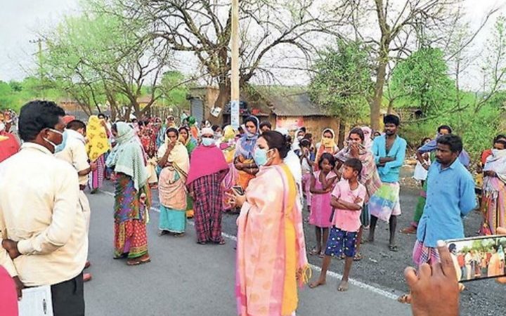 भूख से तड़पते बच्चों के लिए आदिवासी महिलाओं ने अनाज से भरे ट्रक पर बोला धावा