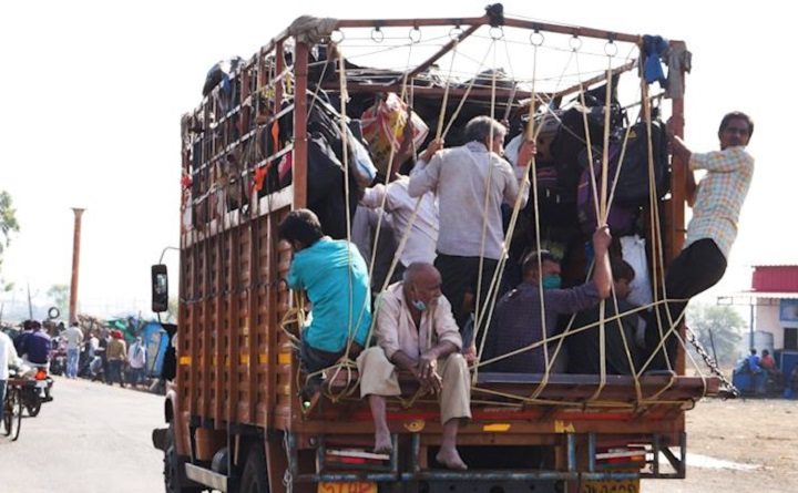 प्रवासी मजदूरों से भरी डीसीएम पलटी, दो की मौत, नौ घायल