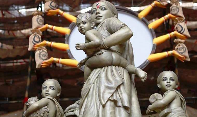 बंगाल के पूजा पंडालों में इस बार दुर्गा की जगह प्रवासी माताओं की मूर्तियां, लॉकडाउन के दर्द को दिखाने की कोशिश