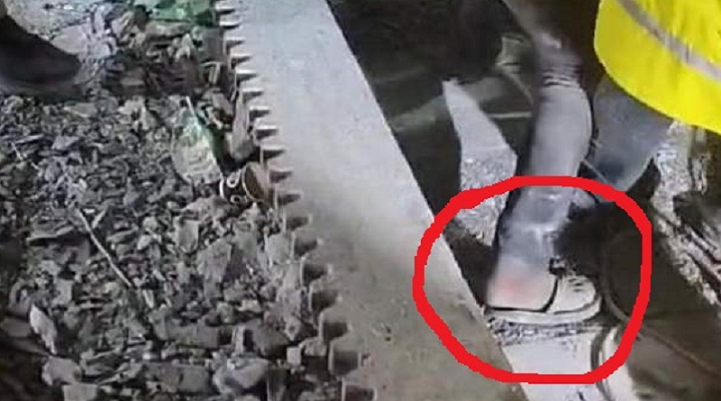 उत्तरकाशी सुरंग हादसाः बचाव में लगे मज़दूरों के पैरों में चप्पल, कर रहे गम बूट के बिना काम
