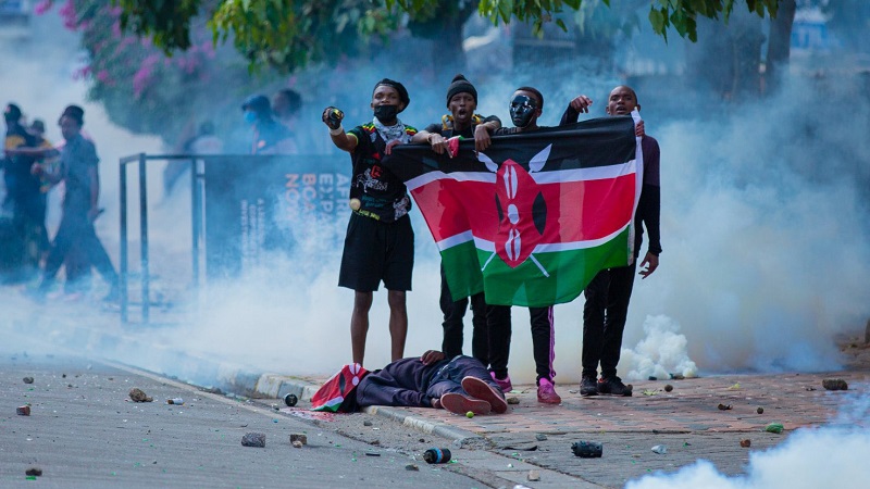 टैक्स बढ़ाने पर जनता ने केन्या की संसद में लगाई आग, सेना की गोलीबारी में दर्जनों मारे गए
