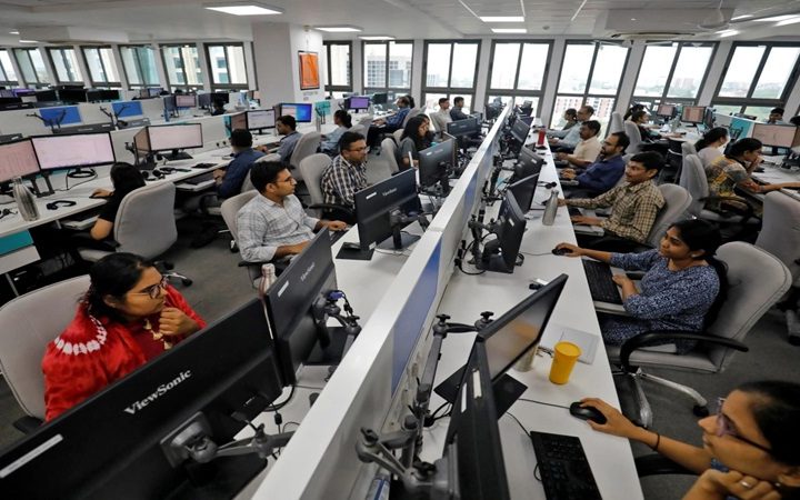कर्नाटक में 14 घंटे काम के प्रस्ताव पर बवाल: आईटी कर्मचारियों के लिए बढ़ सकता है काम का समय