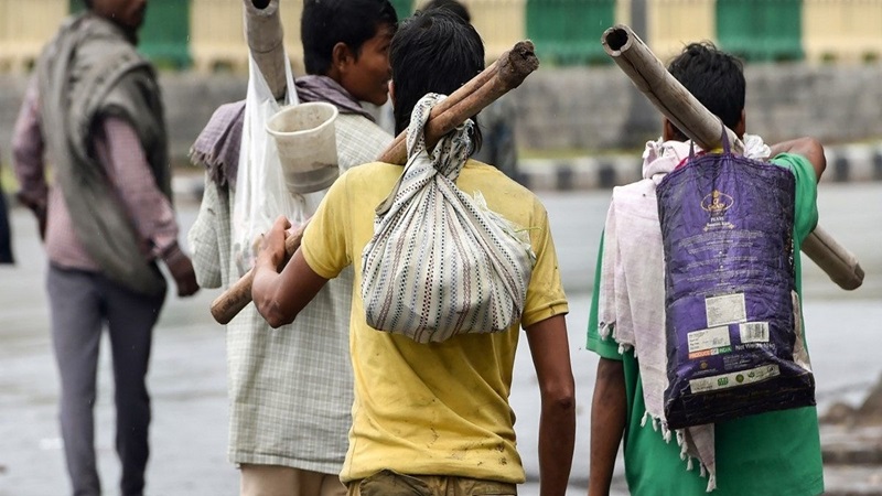 “कर्नाटक के रोजगार कानून और प्रवासी मज़दूर : क्षेत्रवाद, शत्रुता, और सम्मानजनक जीवन की चुनौती”