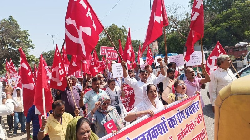 श्रम संहिताओं को रद्द करने की मांग, दिल्ली में मजदूर संगठनों का एल-जी कार्यालय पर हल्लाबोल