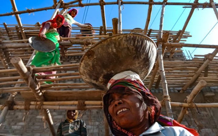 अवैध निर्माण में जान गंवाते प्रवासी मजदूर, भ्रष्टाचार और जलवायु परिवर्तन से मजदूरों की जान पर संकट