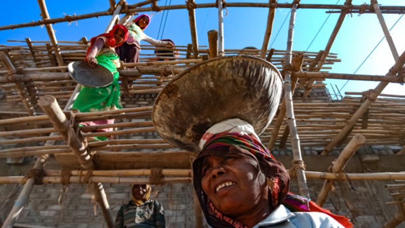 अवैध निर्माण में जान गंवाते प्रवासी मजदूर, भ्रष्टाचार और जलवायु परिवर्तन से मजदूरों की जान पर संकट